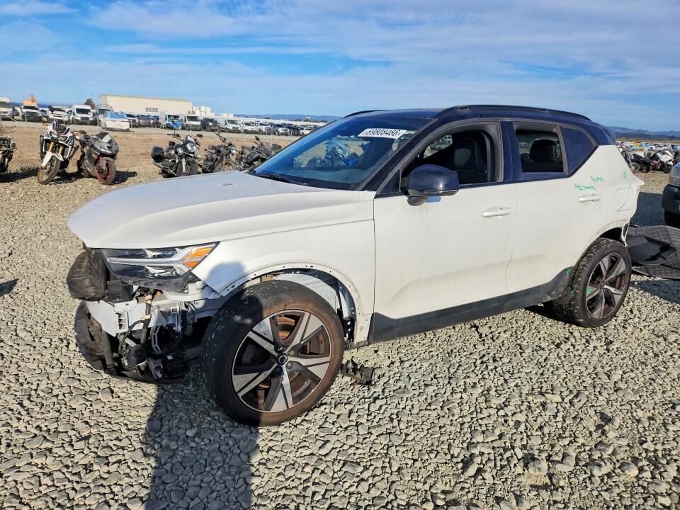 2021 VOLVO XC40