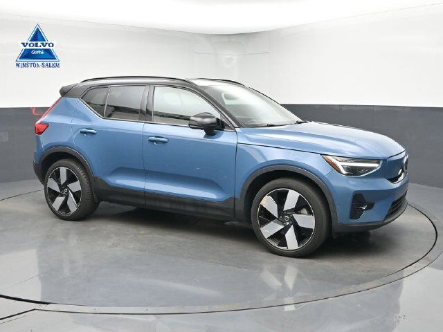 2023 VOLVO XC40