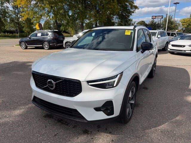 2025 VOLVO XC40