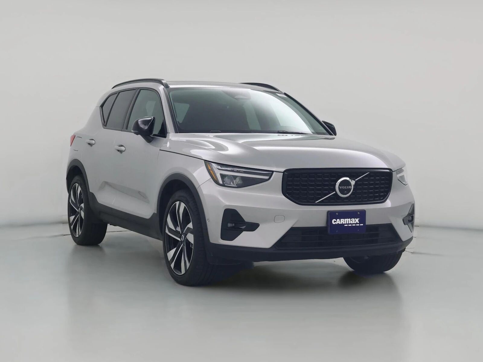 2023 VOLVO XC40