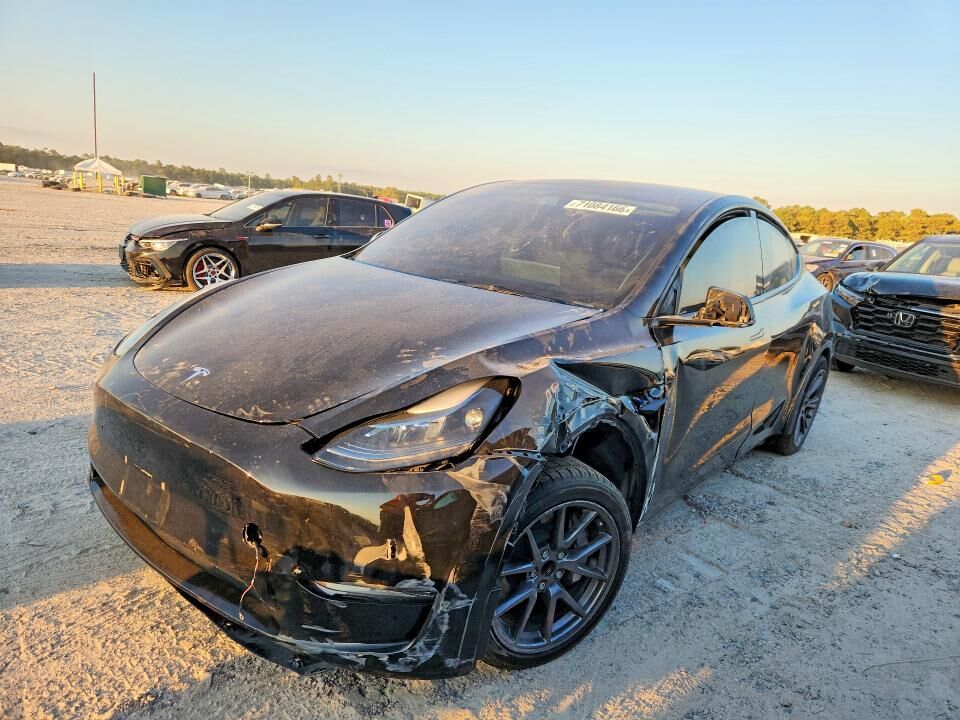 2025 TESLA Model Y