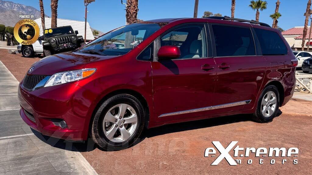 2017 TOYOTA Sienna