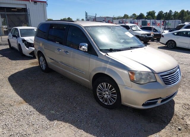 2013 CHRYSLER Town and Country