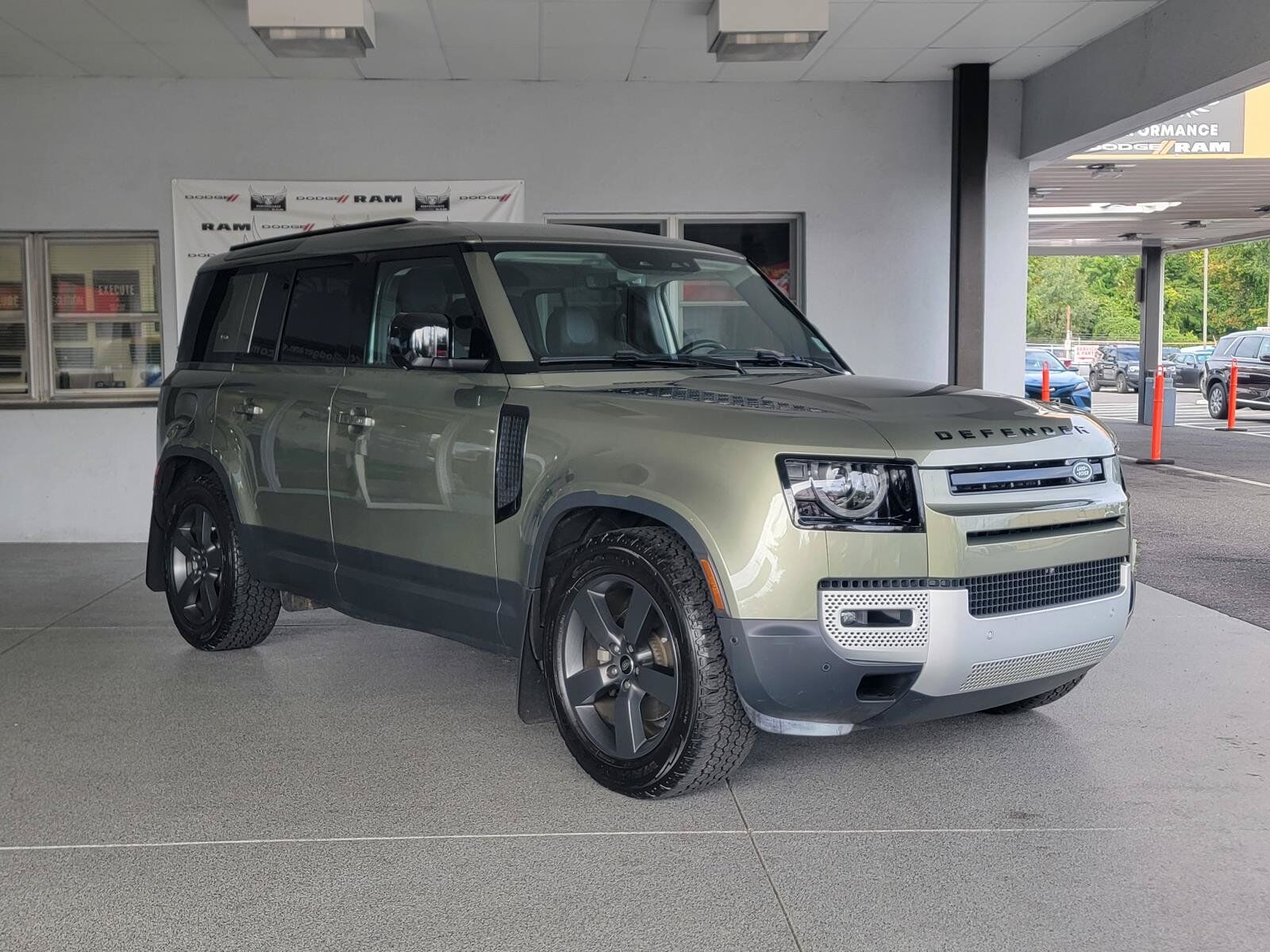 2024 LAND ROVER Defender