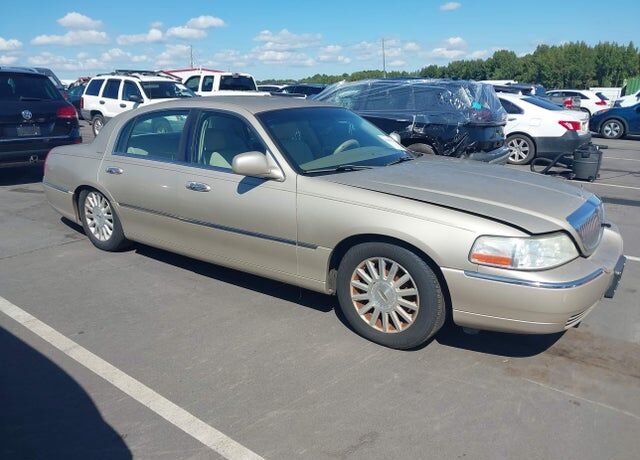 2004 LINCOLN Town Car