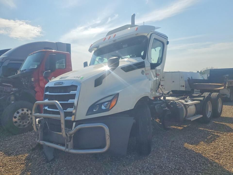 2020 FREIGHTLINER New Cascadia 126" Day cab