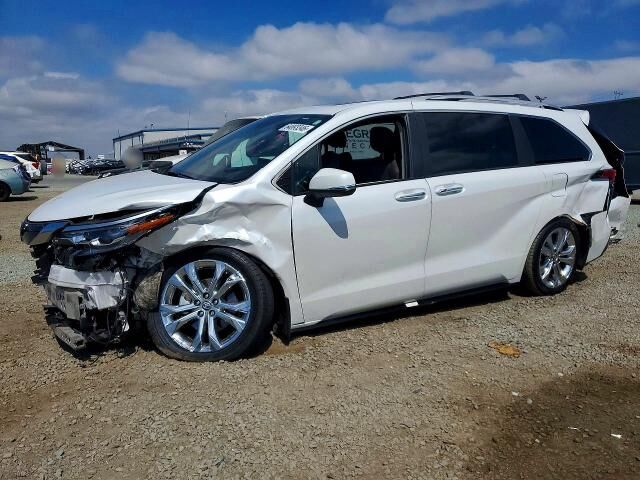 2024 TOYOTA Sienna