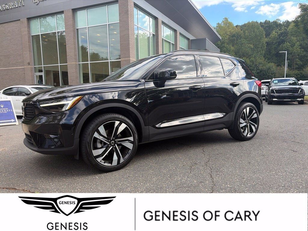 2024 VOLVO XC40