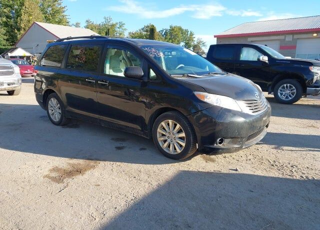 2012 TOYOTA Sienna
