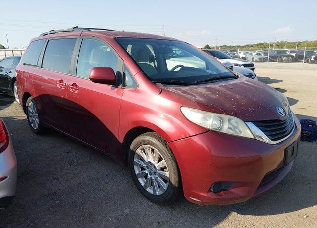 2011 TOYOTA Sienna