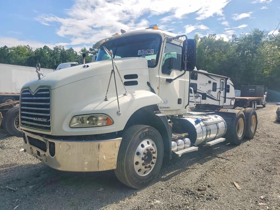 2013 MACK CXU