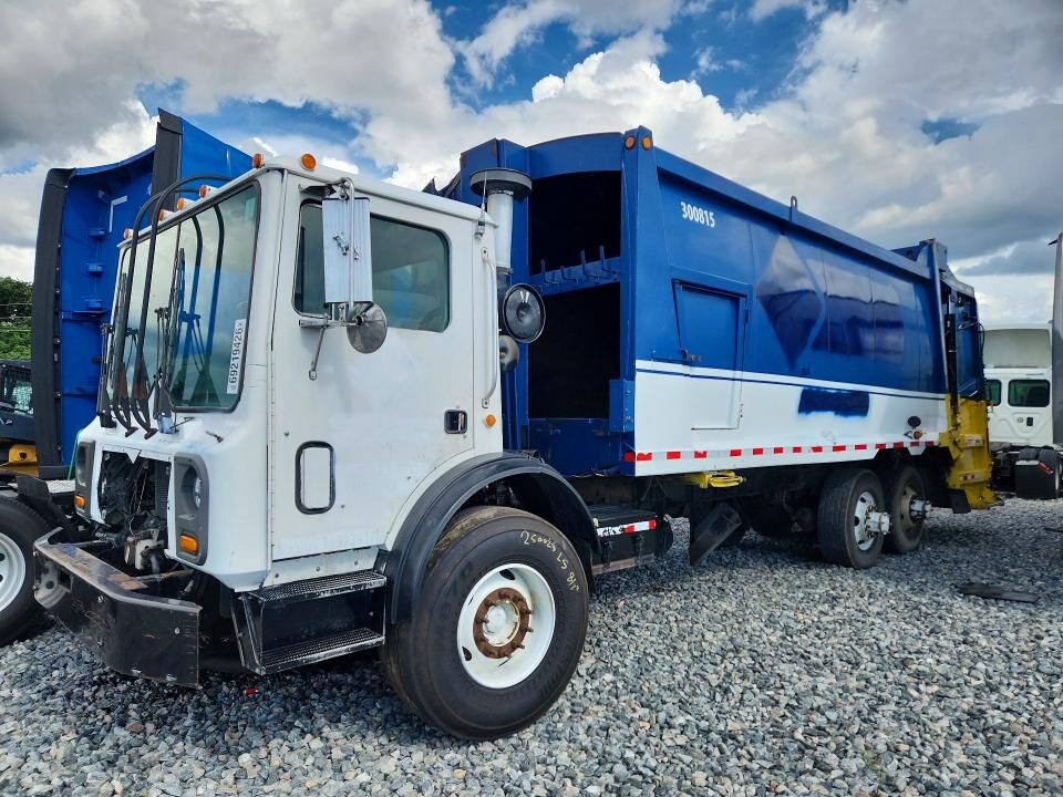 2010 MACK MRU