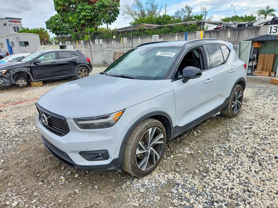 2021 VOLVO XC40