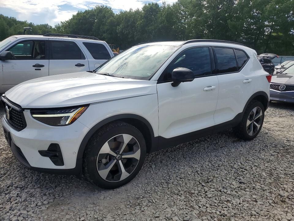 2024 VOLVO XC40