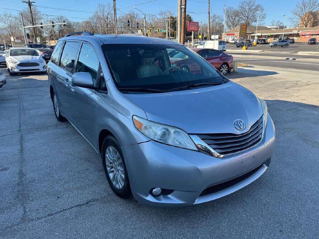 2011 TOYOTA Sienna