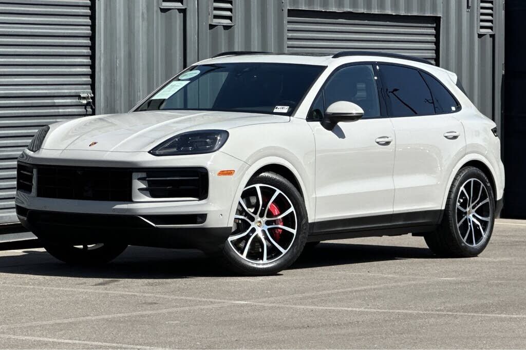 2024 PORSCHE Cayenne