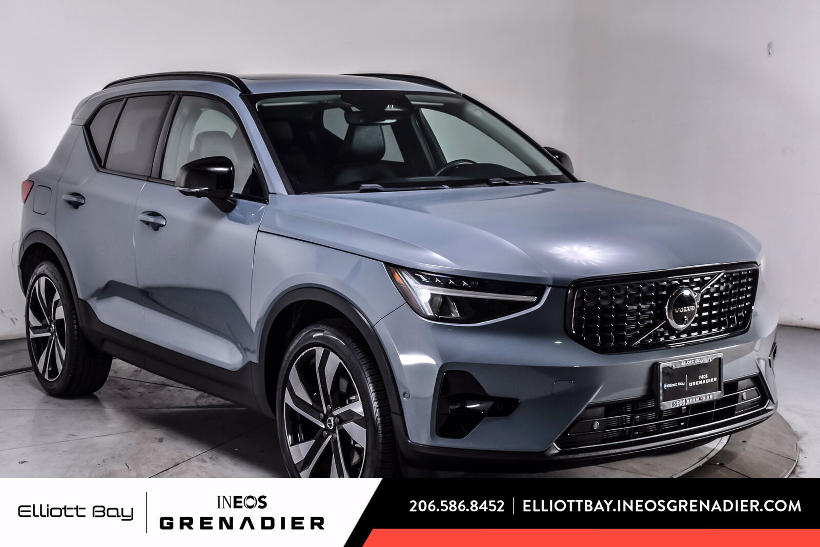 2023 VOLVO XC40