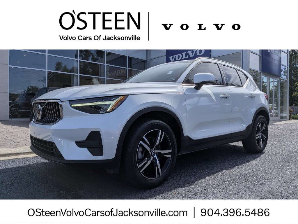 2025 VOLVO XC40