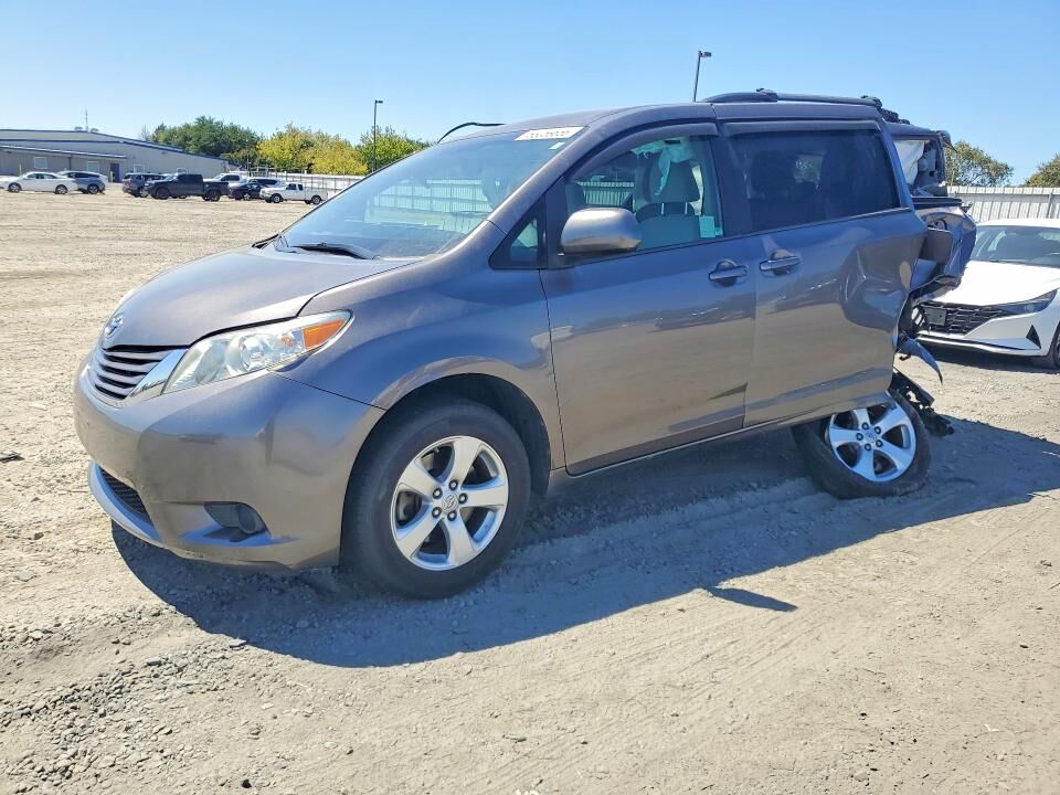 2016 TOYOTA Sienna