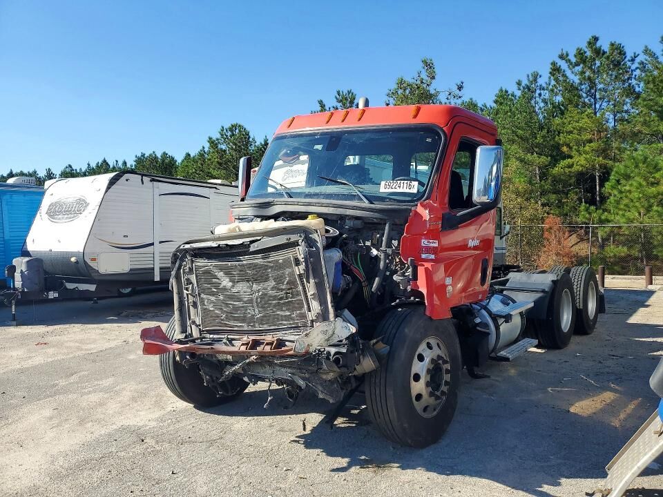 2020 FREIGHTLINER New Cascadia 126" Day cab