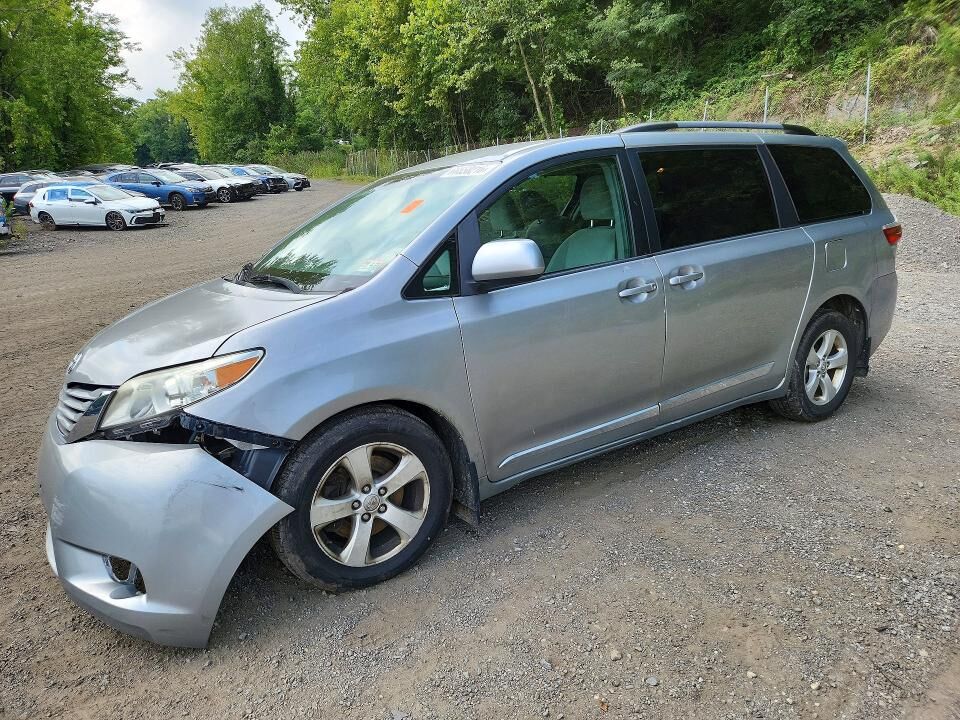 2017 TOYOTA Sienna