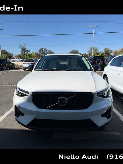 2026 VOLVO XC40