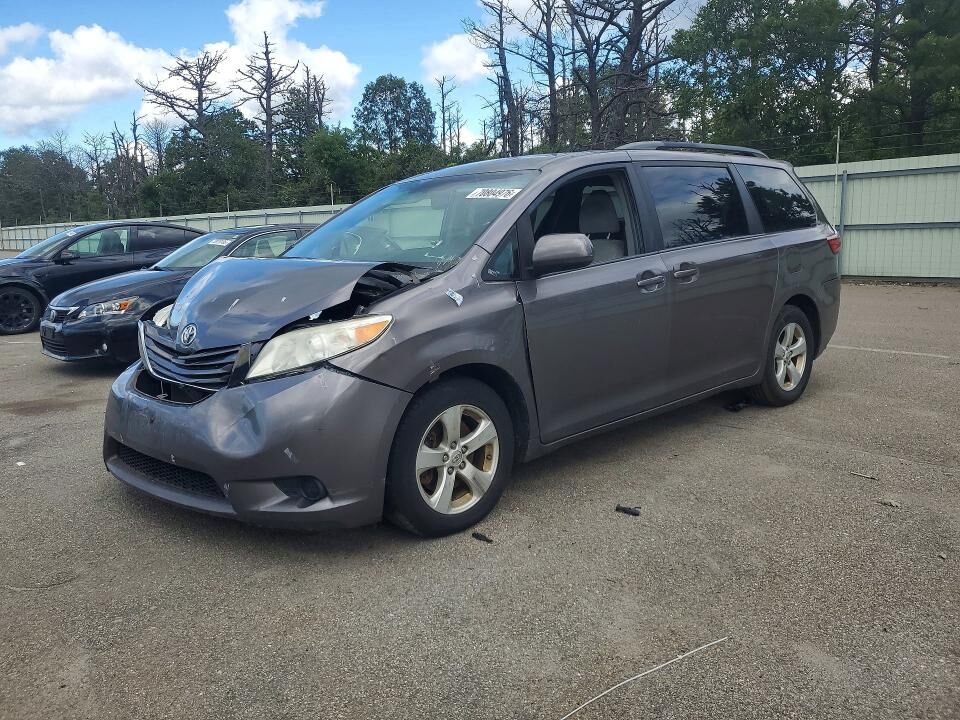 2017 TOYOTA Sienna