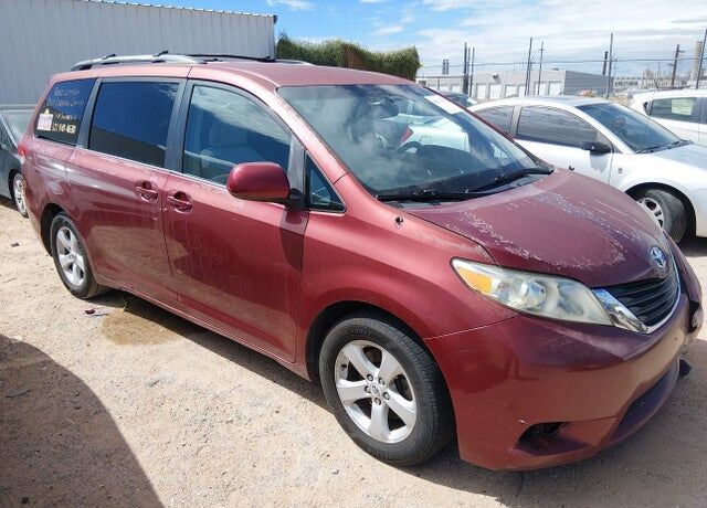2011 TOYOTA Sienna