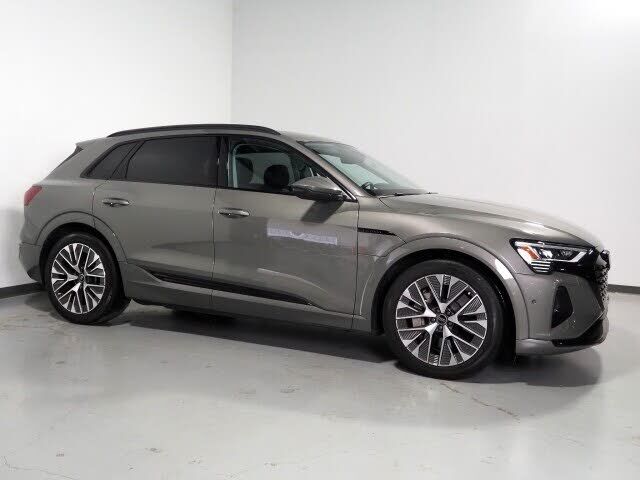 2024 AUDI Q8