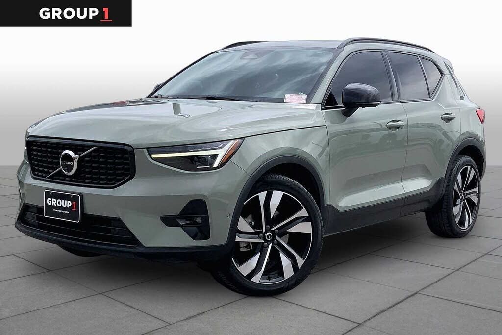 2023 VOLVO XC40