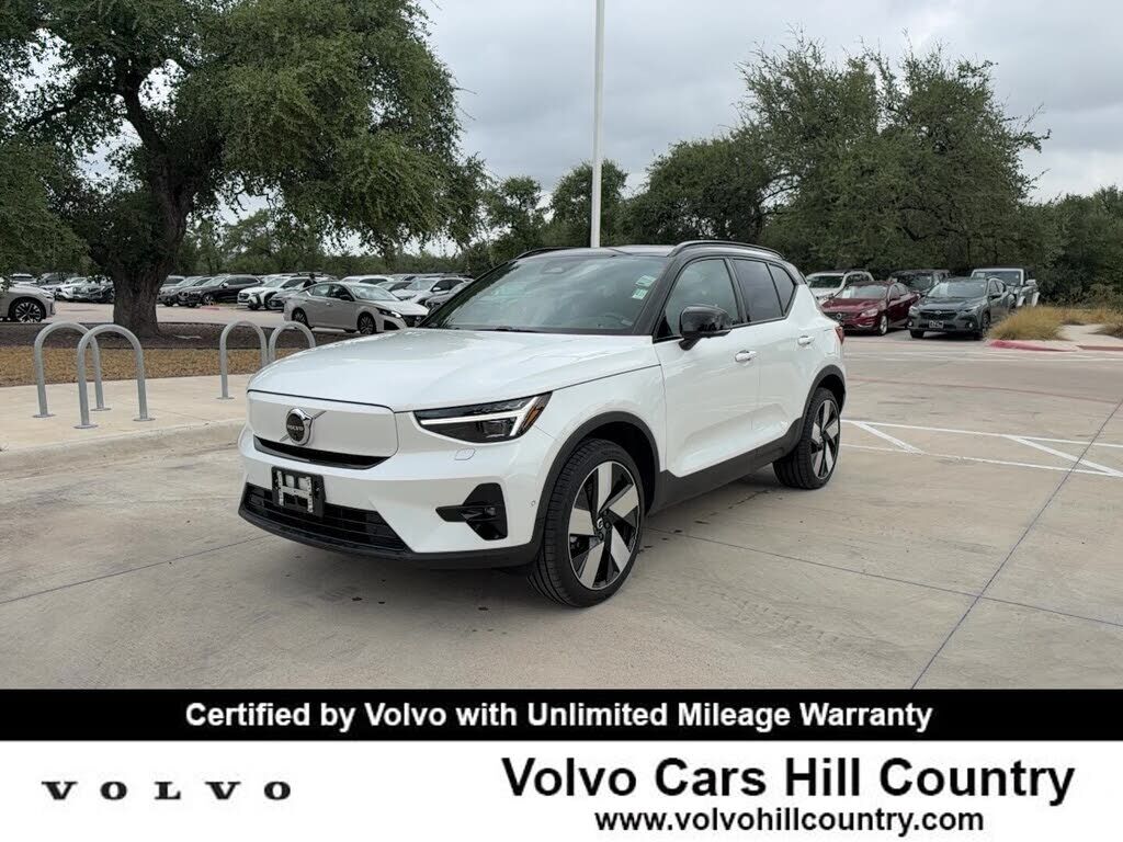 2023 VOLVO XC40