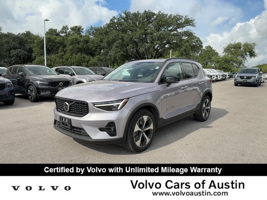 2026 VOLVO XC40