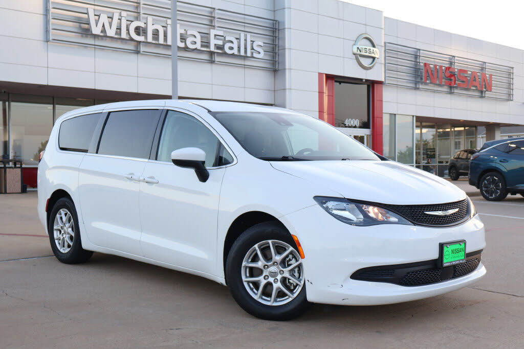 2023 CHRYSLER Voyager