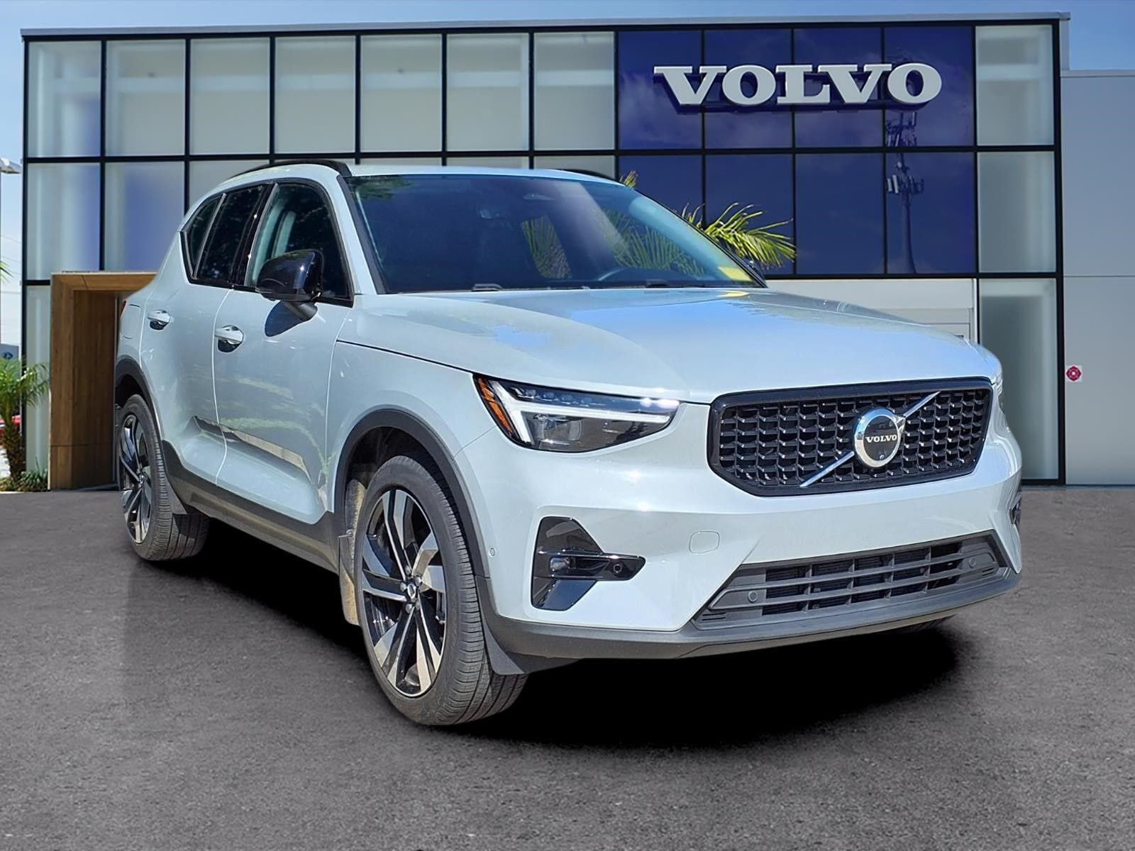 2025 VOLVO XC40