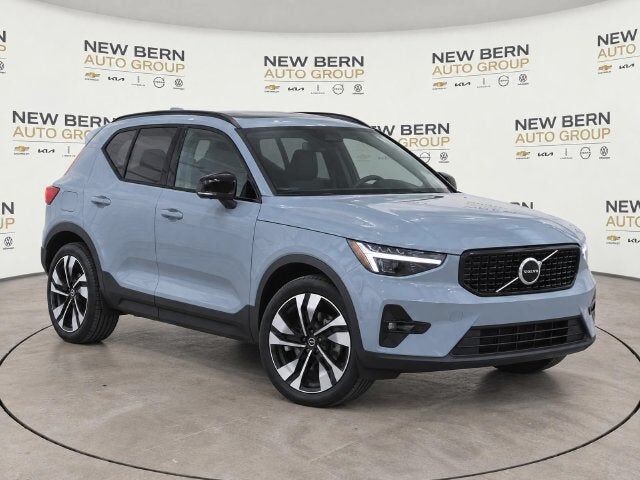 2025 VOLVO XC40