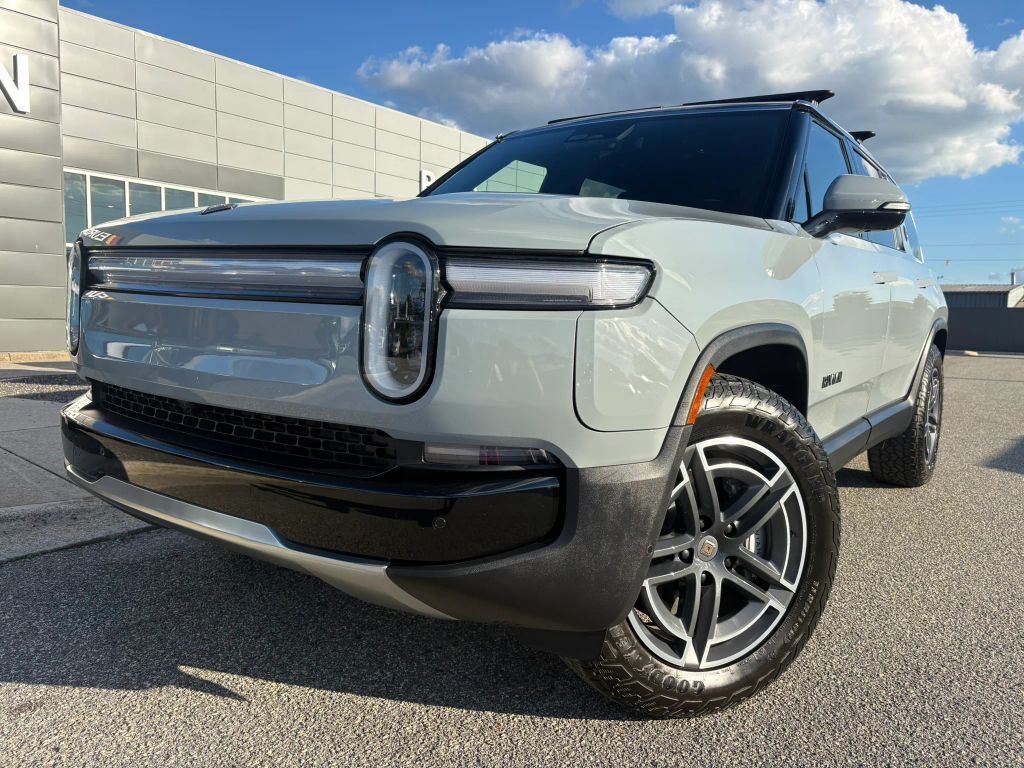2025 RIVIAN R1S