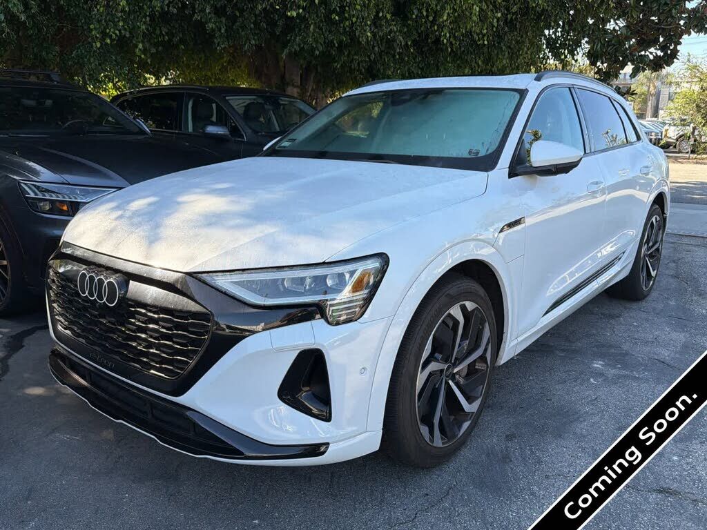 2024 AUDI Q8
