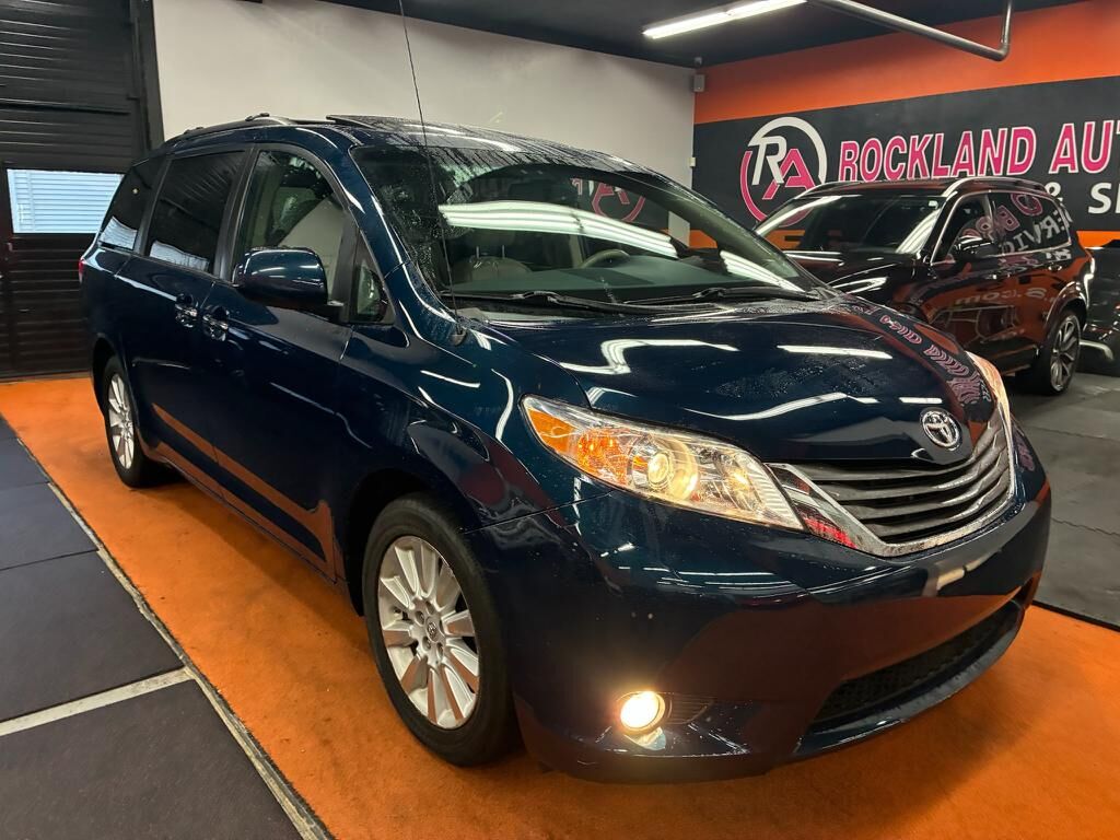 2012 TOYOTA Sienna