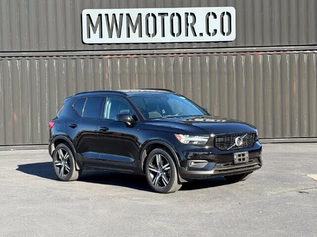2022 VOLVO XC40