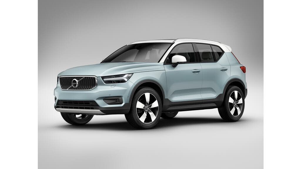 2022 VOLVO XC40