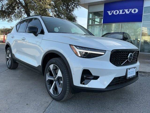2026 VOLVO XC40