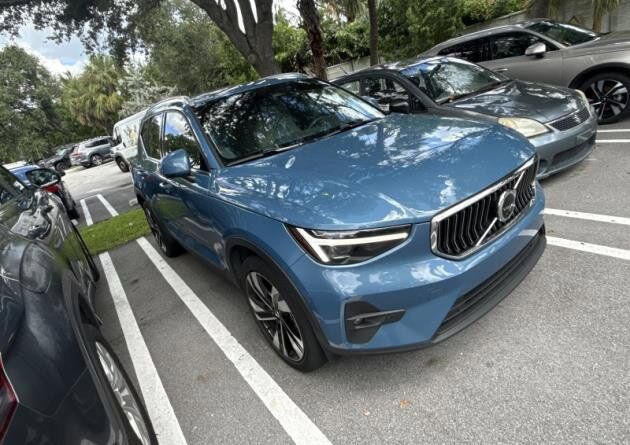 2024 VOLVO XC40