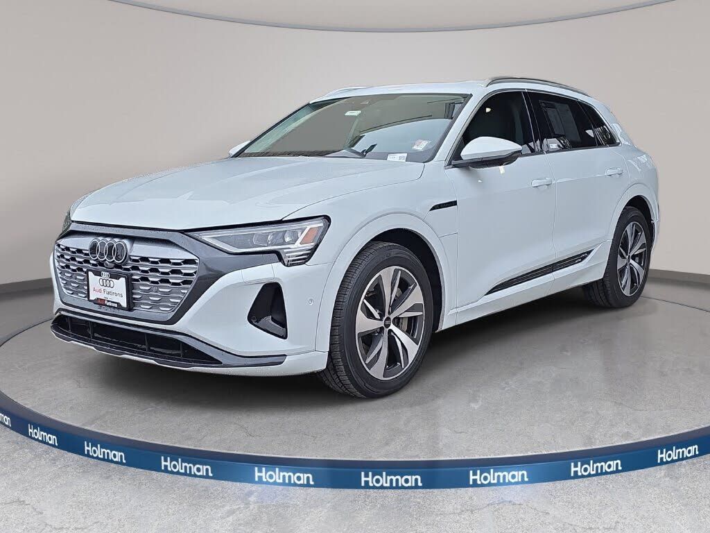 2024 AUDI Q8