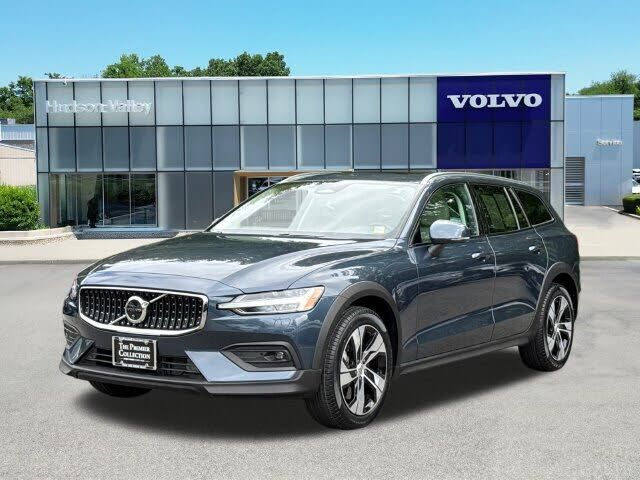 2025 VOLVO V60CC