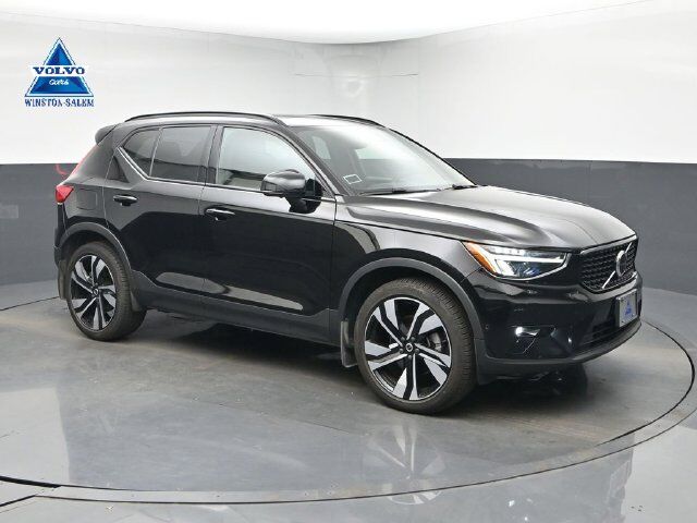 2023 VOLVO XC40