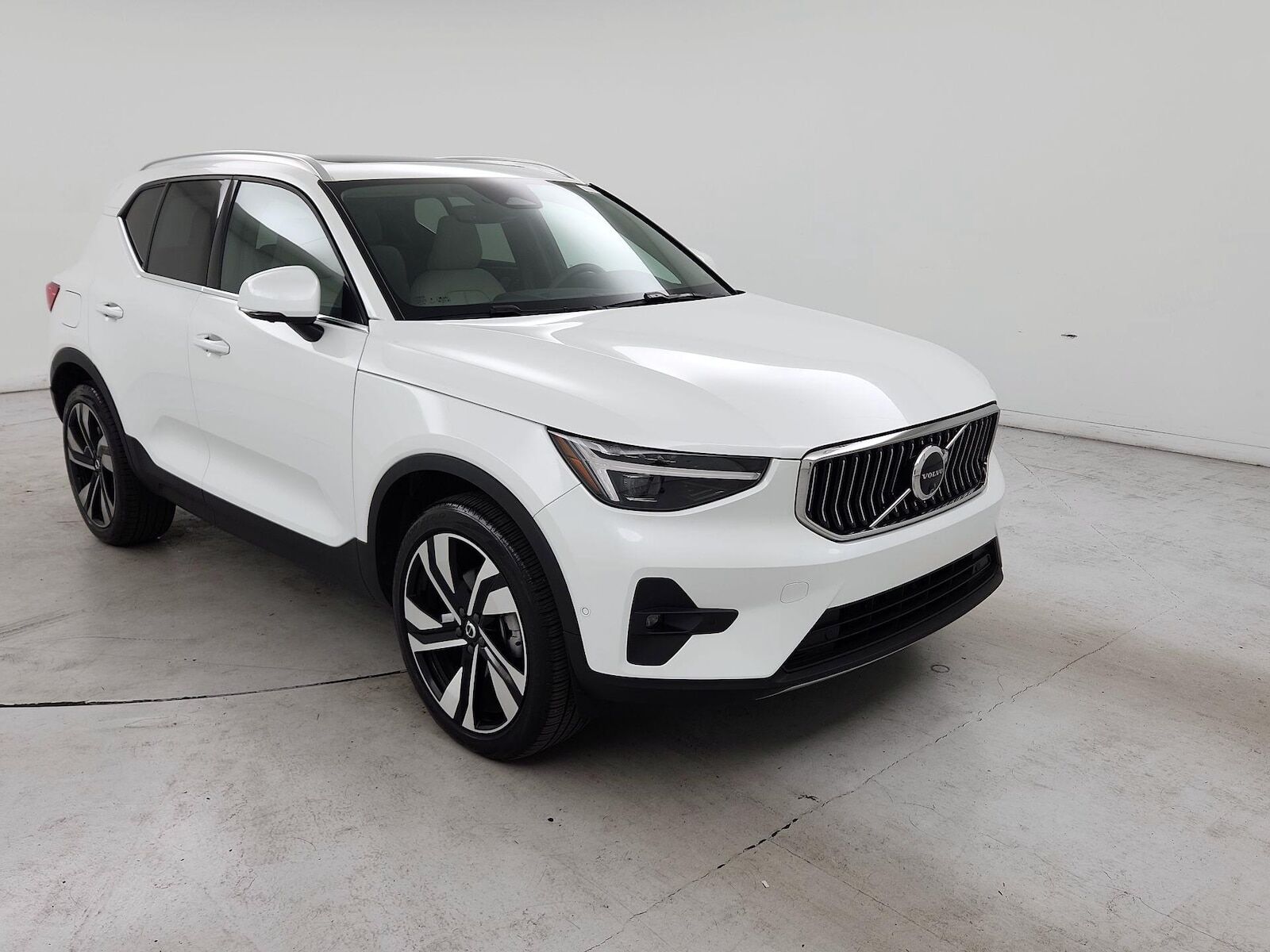 2025 VOLVO XC40