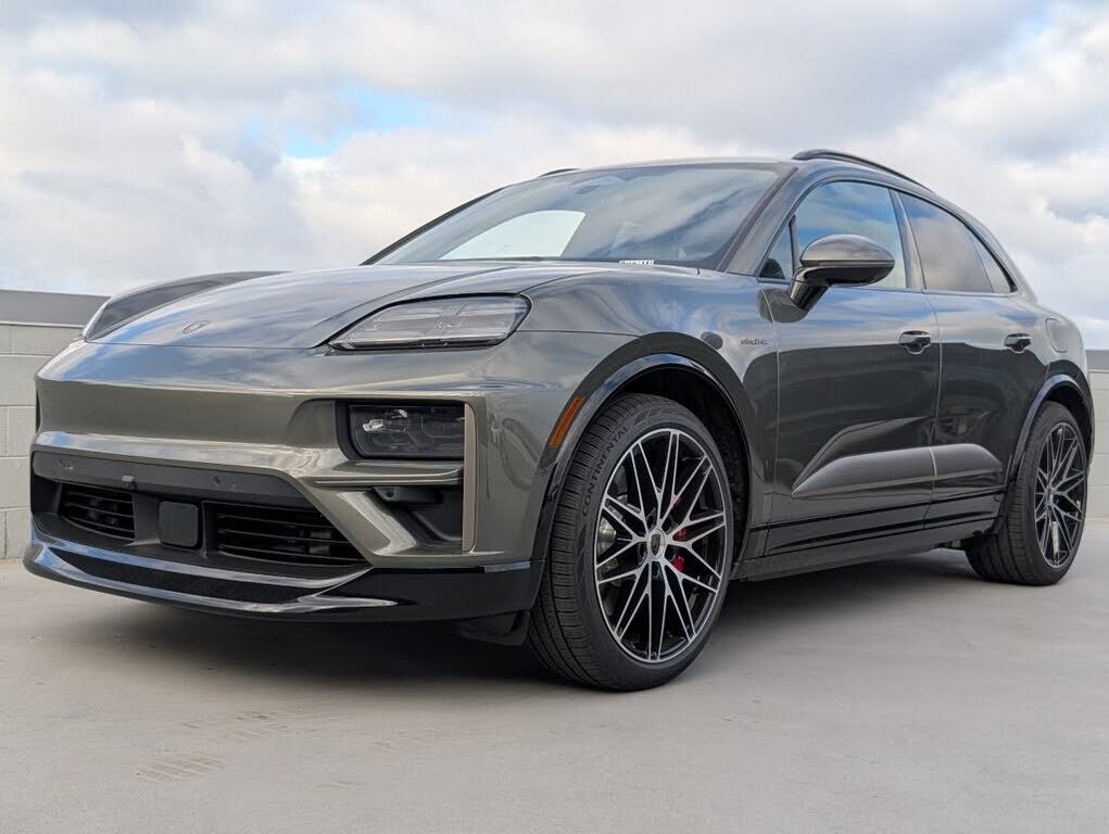 2026 PORSCHE Macan