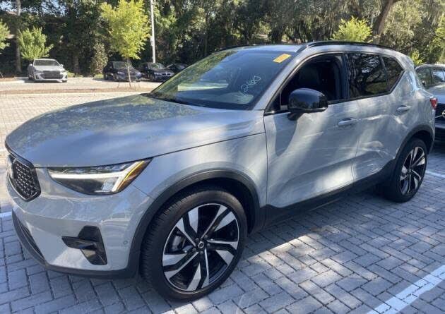 2025 VOLVO XC40