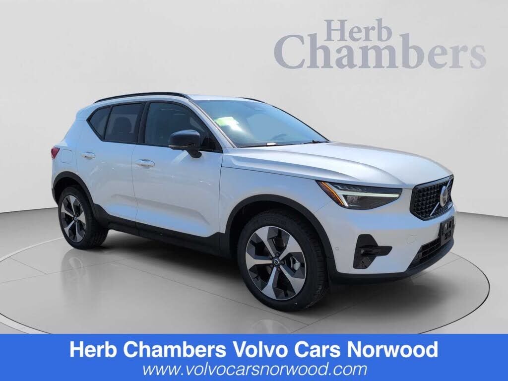 2026 VOLVO XC40