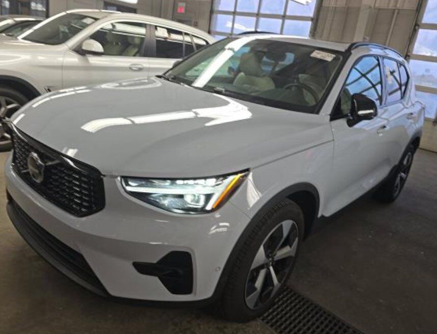 2026 VOLVO XC40
